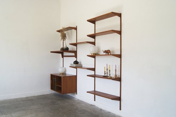 Wall Unit Having Triangular Brackets and Staggered Height